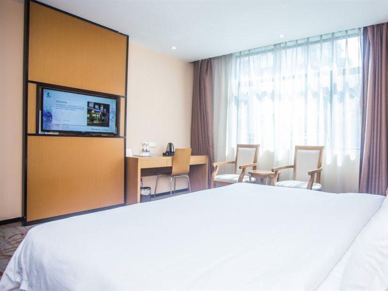 Lavande Hotel Tianhe Gangding Subway Station Branch Гуанджоу Екстериор снимка